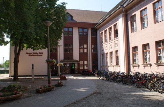 A dombóvári József Attila Általános Iskola épülete