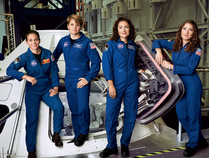 Nicole Aunapu Mann, Anne McClain, Jessica Meir és Christina Hammock Koch a houstoni Johnson Űrközpontban (Fotó: NASA)