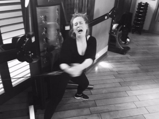 Zseniális fotót posztolt az edzőteremből Adele