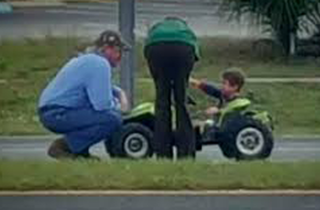 Játék autójával hajtott a kisfiú a forgalmas útra