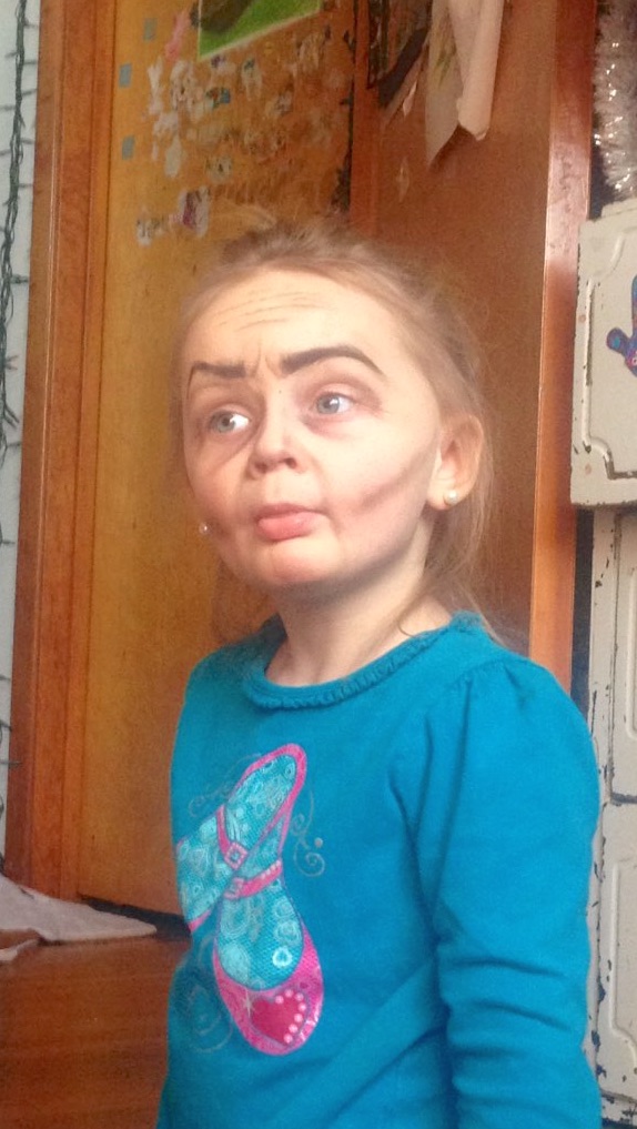 Megdöbbentő átalakulás: öregasszonyt csináltak a hároméves kislányból