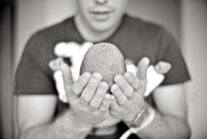 Megható fotók: újszülöttek édesapjuk karjaiban