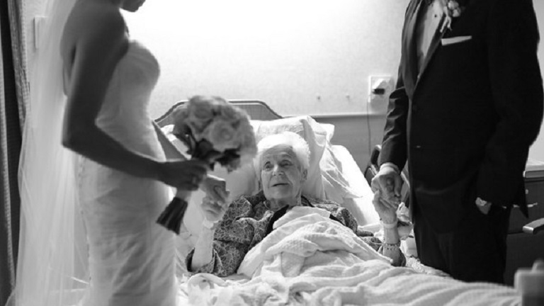 A menyegzőről egyből a vőlegény beteg nagymamájához sietett a friss házaspár