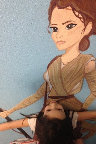 Szupermenő Star Wars-falat festett kislányának az anyuka