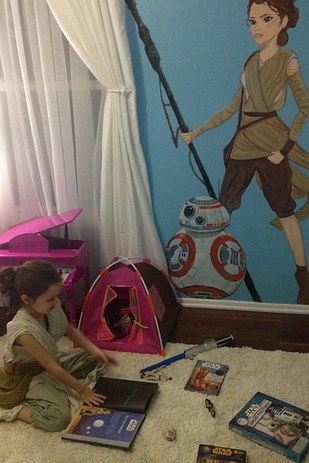Szupermenő Star Wars-falat festett kislányának az anyuka