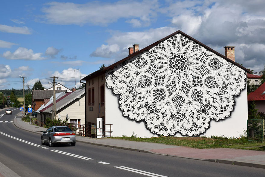 Csipkébe borítja az utcákat a street art művész - fotók