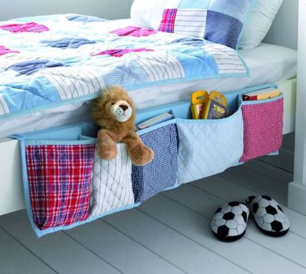 Az ágy szélére is lehet egy-két játékot csempészni és még a gyerek is elfér a sok plüss és autó mellett. Ezeket ráadásul otthon is megvarrhatjátok.
