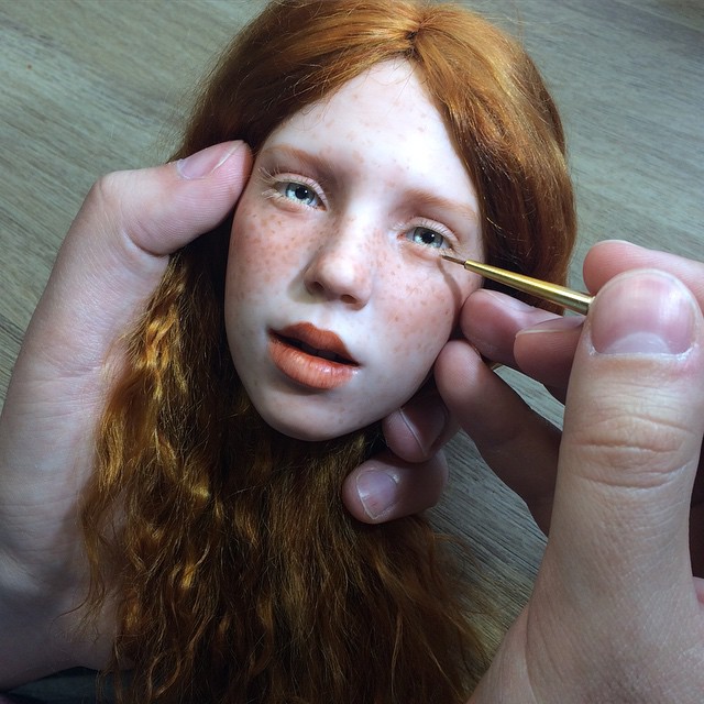 Megdöbbentően realisztikus arcokat fest a babáknak az orosz művész