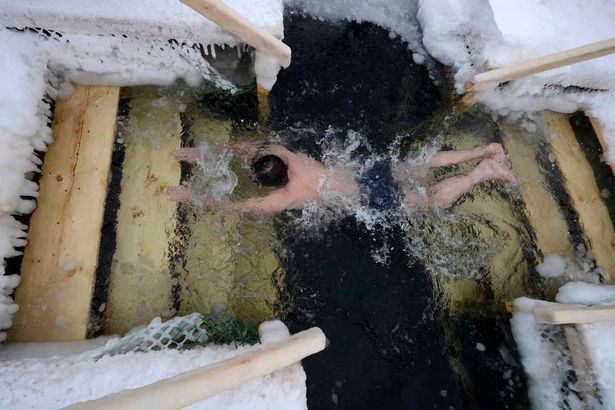 Százak merültek a jeges vízbe Vízkereszt ünnepén