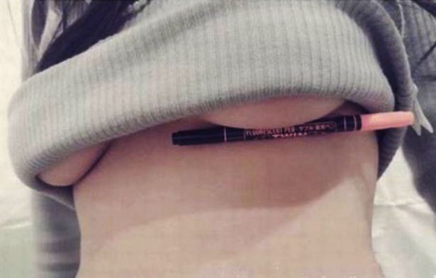 Mell alá csúsztatott tollal bizonyítják nőiességüket a kínai lányok