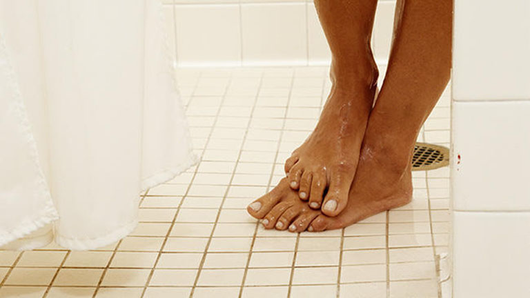 Mi történik valójában, ha mezítláb mész be egy közös zuhanyzóba?