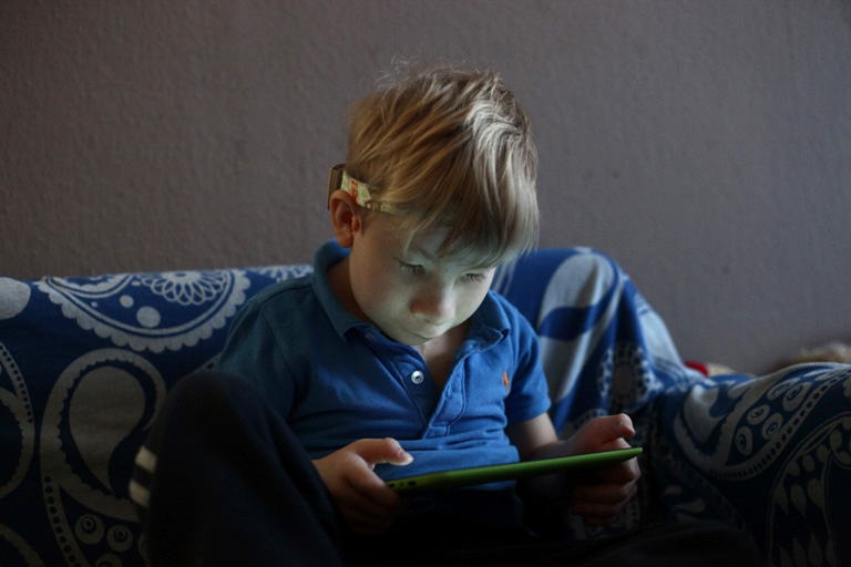 A magyar kisfiú, akinek évente három születésnapja van
