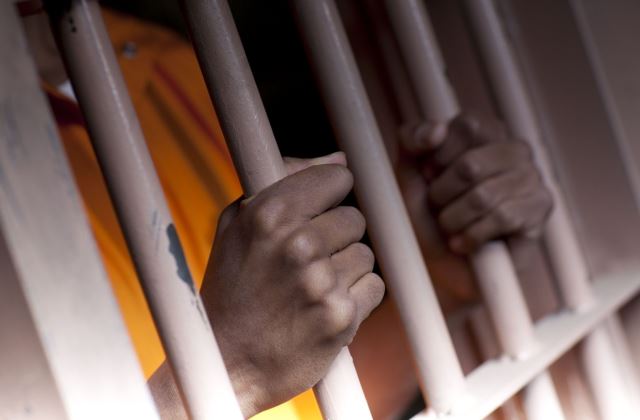 Sokszoros nemi erőszakért 263 év börtönre ítéltek egy rendőrt