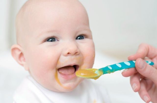 Ebből az 5 jelből tudhatod, hogy 5-7 hónapos kisbabád már ehet szilárd ételeket