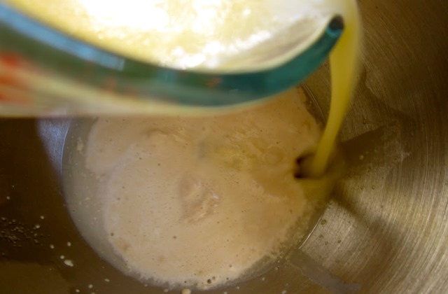 Így készíthetsz különlegesen finom és lágy kelt tésztás képviselőfánkot