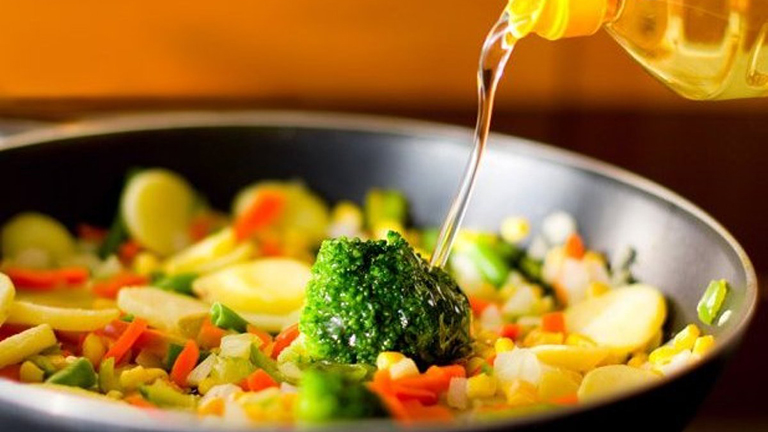 Egészségesebb lehet a zöldésgeket sütni, mint főzni