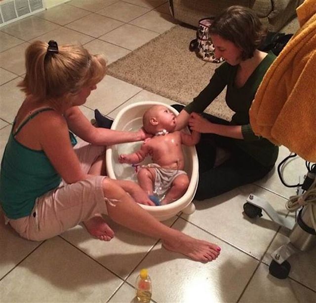 Cori és lánya fürdetik Charlie-t