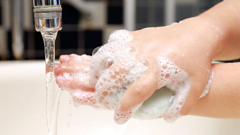 Valóban kezet kell mosni pisilés után?