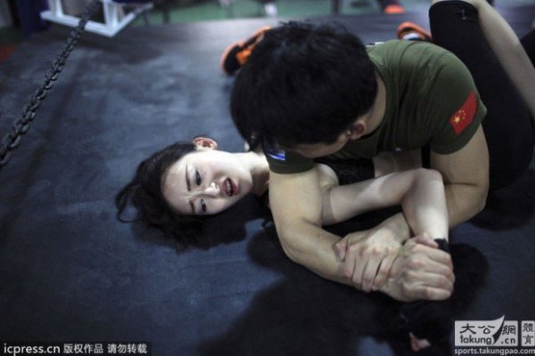 Női testőrök, brutális kiképzés Kínában - képek