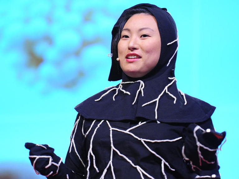 Jae Rhim Lee az Infinity Mushroom Suit-ot viselve tartott TED-beszédet