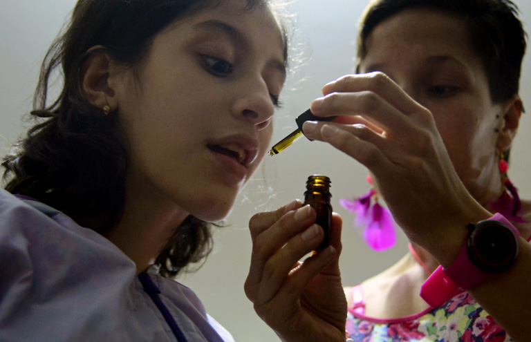 A kolumbiai Luna Valentina súlyos epilepsziáját orvosi cannabis cseppekkel kezelik (Fotó: Raul Arboleda/Getty Images)
