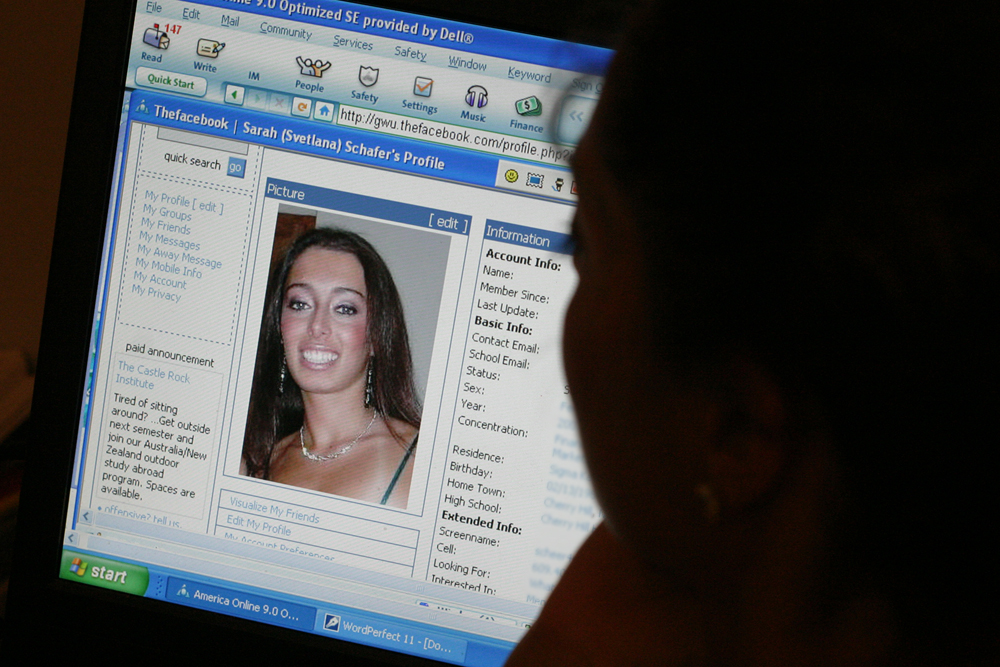 12 éves a Facebook – amit az angolok még szex közben is használnak