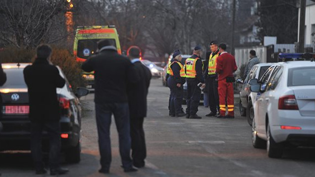 Rendőrök és mentők a főváros XVIII. kerületében, a Bartók Béla utcában, ahol egy rendőrnő megölte gyermekét, majd fejbe lőtte magát 2016. február 2-án. MTI Fotó: Mihádák Zoltán