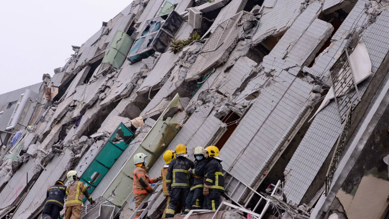 Tajvani földrengés: sokan vannak még a romok alatt