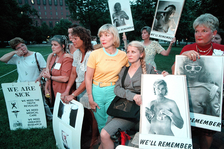 Amerikai nők tüntetnek a veszélyes szilikon implantátumok ellen 1998-ban, a Fehér Ház előtt