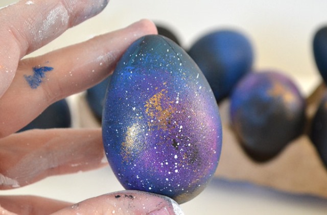 Húsvét 2016: így festhetsz csodaszép, a csillagos égboltot mintázó tojásokat