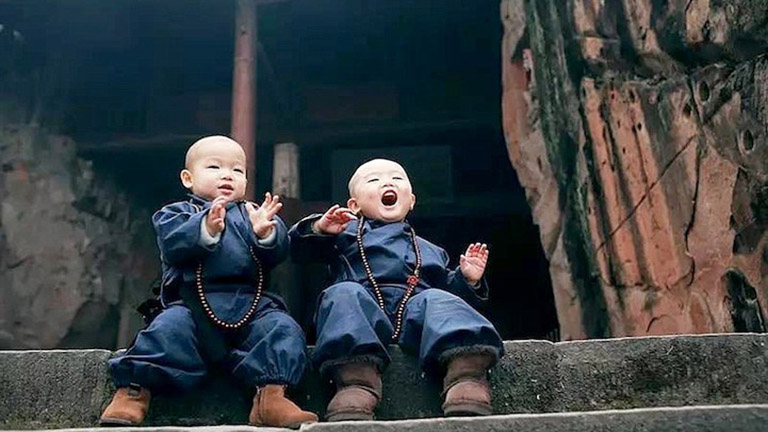 Tündéri bébi szerzeteseket imád az internet - fotók