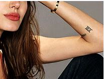 A 45 kilós Angelina Jolie tetoválással gyógyul