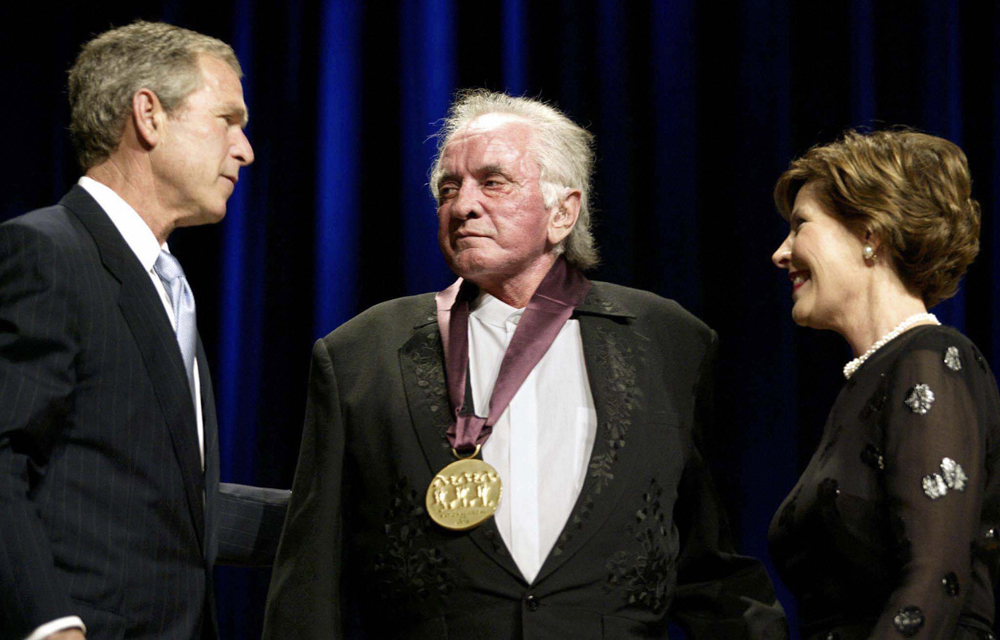 Johnny Cash ma lenne 84 éves: szerette az italt, a drogokat és a nőket – és a feleségeit is