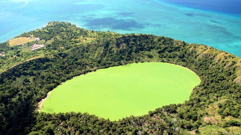 Mayotte egyik jellegzetessége, a smaragzöld Dziani-tó