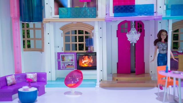 Less be egy szupermodern Barbie-házba - videó