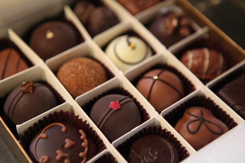 Találd ki, mi tölt fel jobban: a csoki vagy egy csók?