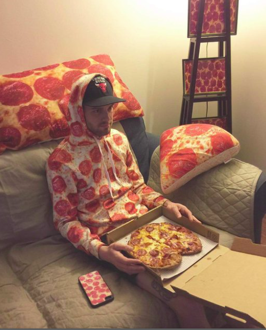 Ez a férfi igaz szerelmével töltötte a Valentin-napot: egy csomó pizzával