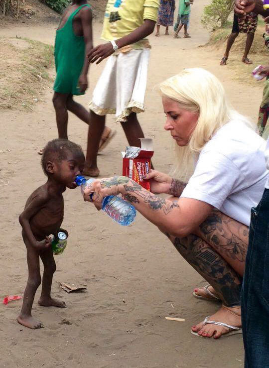 Szívszorító képek: vizet kap az elhagyott nigériai kisfiú
