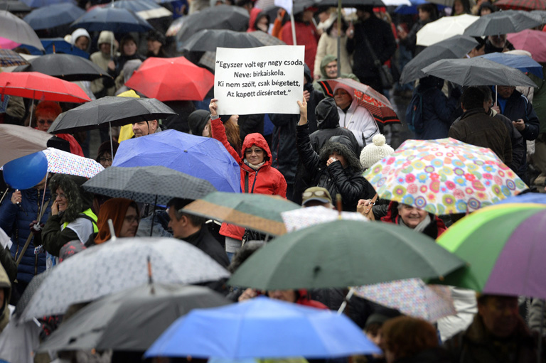 Tüntető pedagógusok a Parlament előtt (Fotó: Kovács Tamás/MTI)
