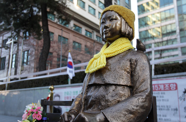 A koreai "komfortnők" emlékére állított szobor Szöulban, a japán nagykövetséggel szemben