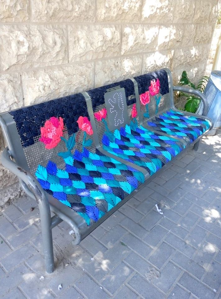 Hímzéssel dobják fel az utcai padokat a kreatív gerillaművészek