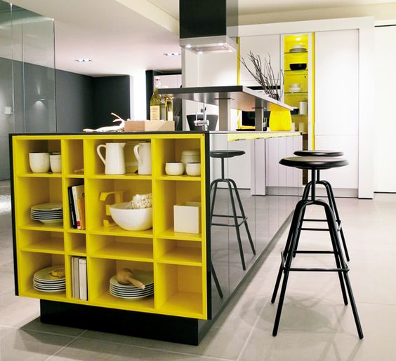Kevesen kedvelik az erős színeket a konyhabába. Pedig ez a fekete-sárga kombináció nagyon jól mutat egy modern konyhában.