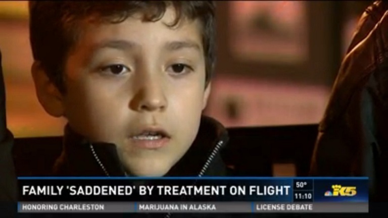 Tapsoltak az utasok, mikor lekísérték a repülőről az allergiás kisifút