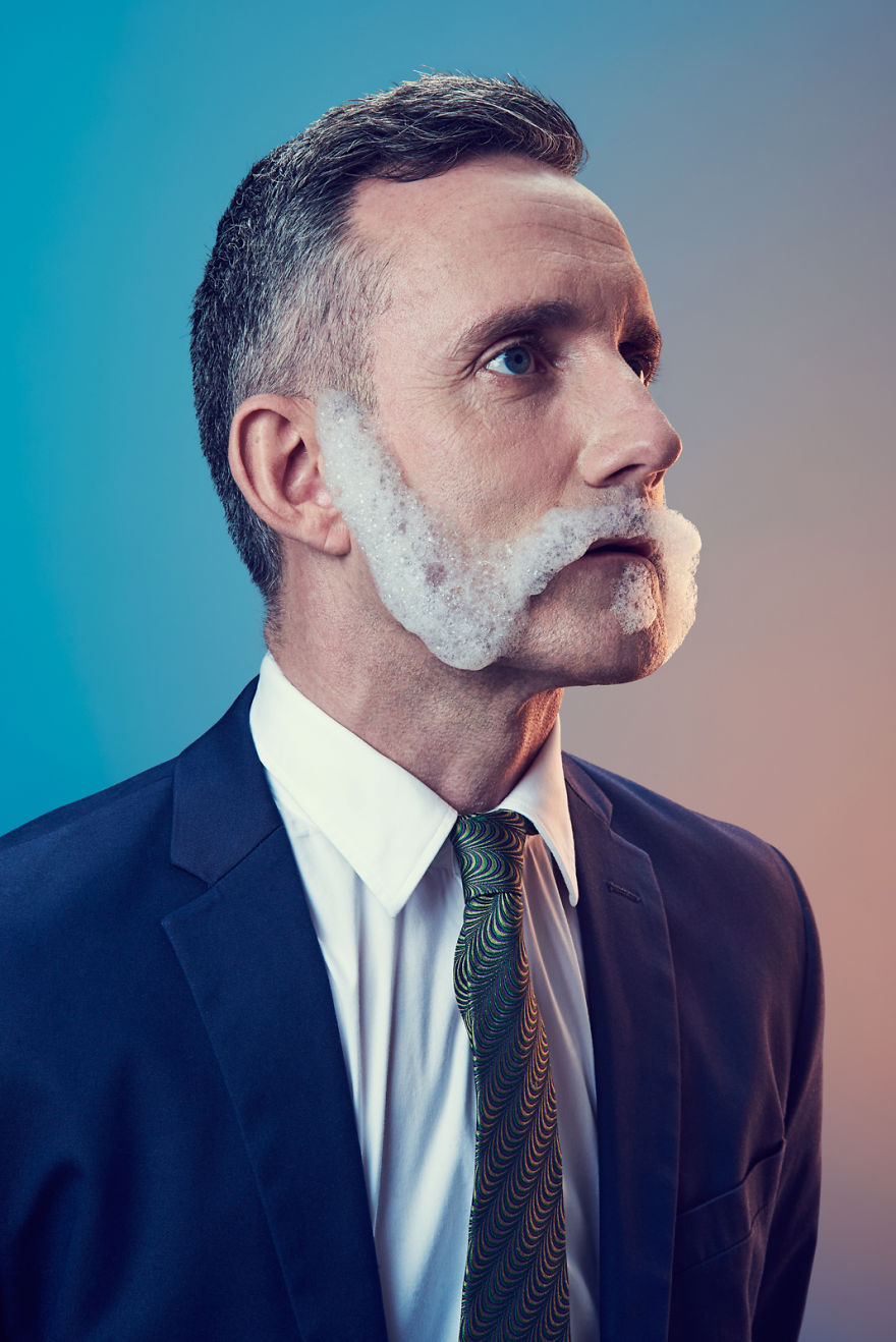 Szappanbuborékból formázza a férfiak szakállát ez a fotós 