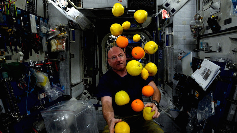 Egy kis űrhumor: Kelly gyümölcsökkel zsonglőrködik - súlytalanságban (Fotó: NASA)