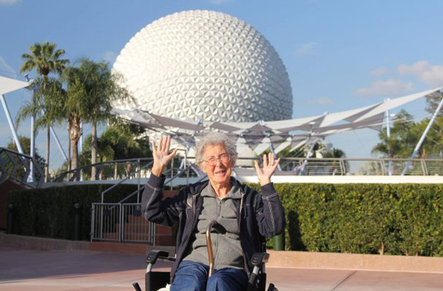 Megtudta, hogy rákos, ezért utazni indult a 90 éves néni