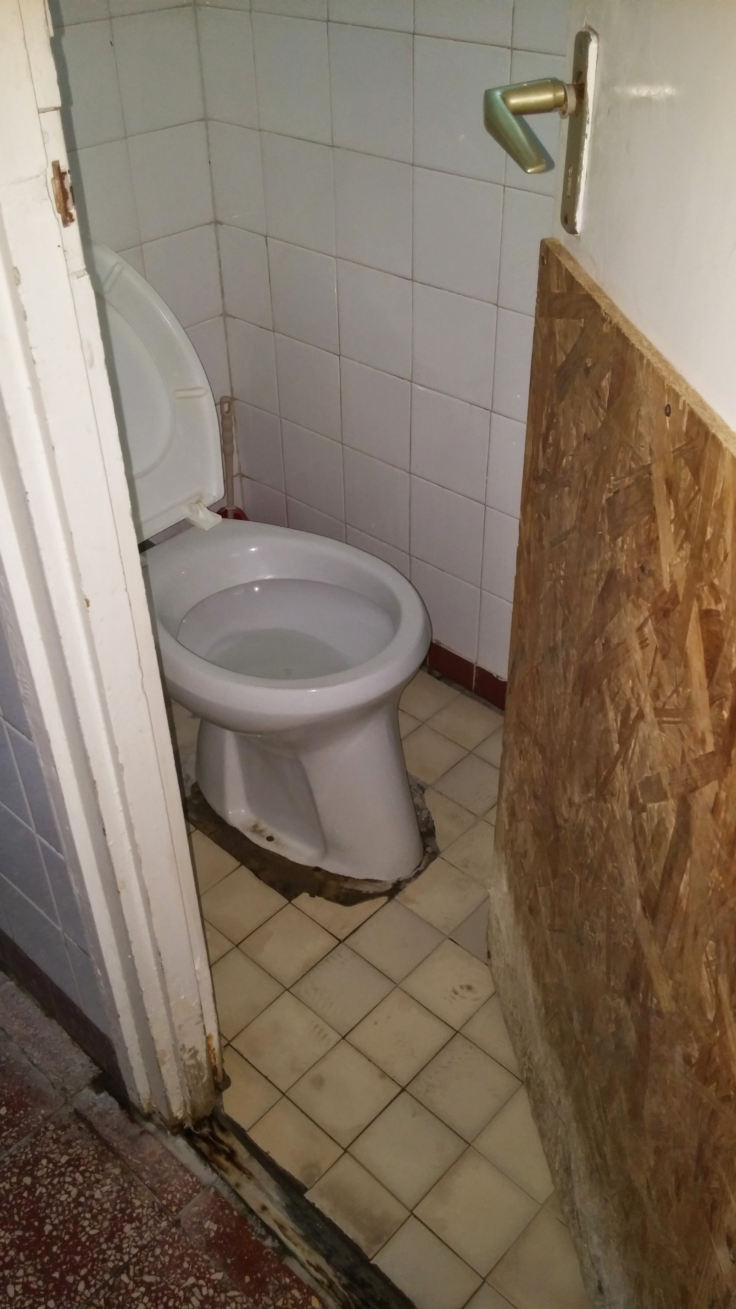 Nézegessetek magyar iskolai mosdókat - felújítás előtt és után