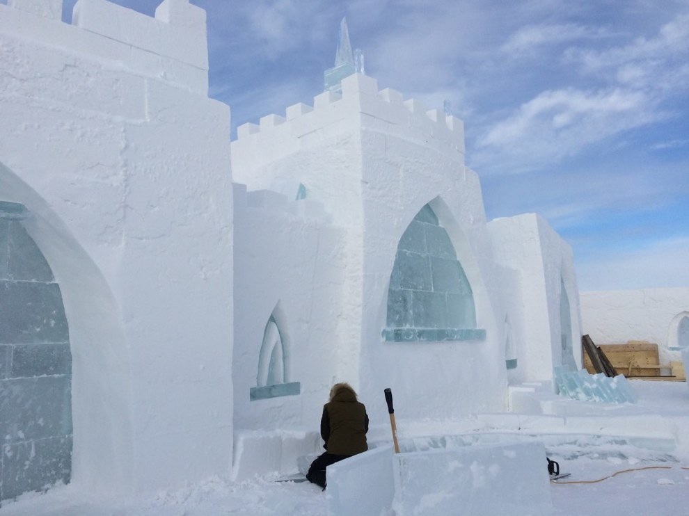 Jégből és hóból építenek mesebeli kastélyt a befagyott tó partján - elképesztő fotók