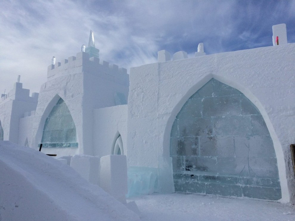 Jégből és hóból építenek mesebeli kastélyt a befagyott tó partján - elképesztő fotók