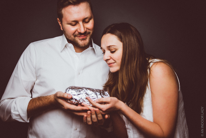 Az újszülött helyett egy burritót ölelget a fiatal pár - fotók
